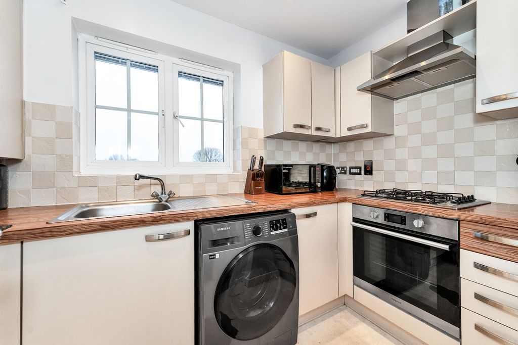 Property photo 3 of 11 Kitchen