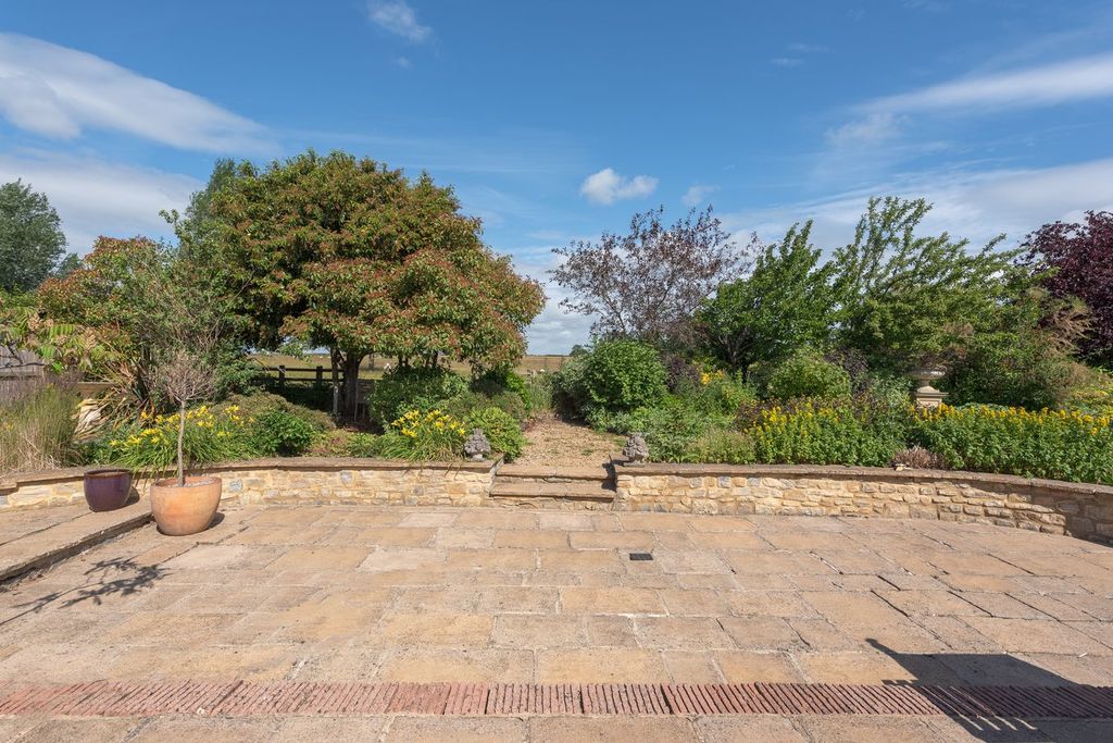 Property photo 2 of 30
