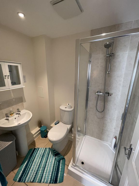 Property photo 3 of 8 En Suite Bathroom