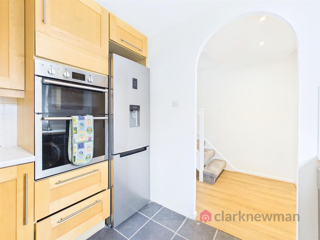Property photo 3 of 19 Kitchen