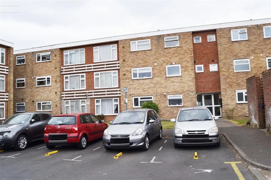Property photo 1 of 10 2 Bed Flat To Rent