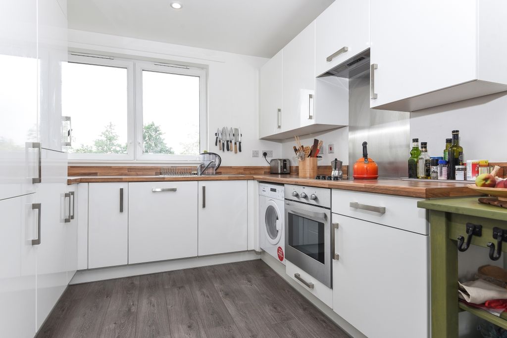 Property photo 1 of 11 Kitchen