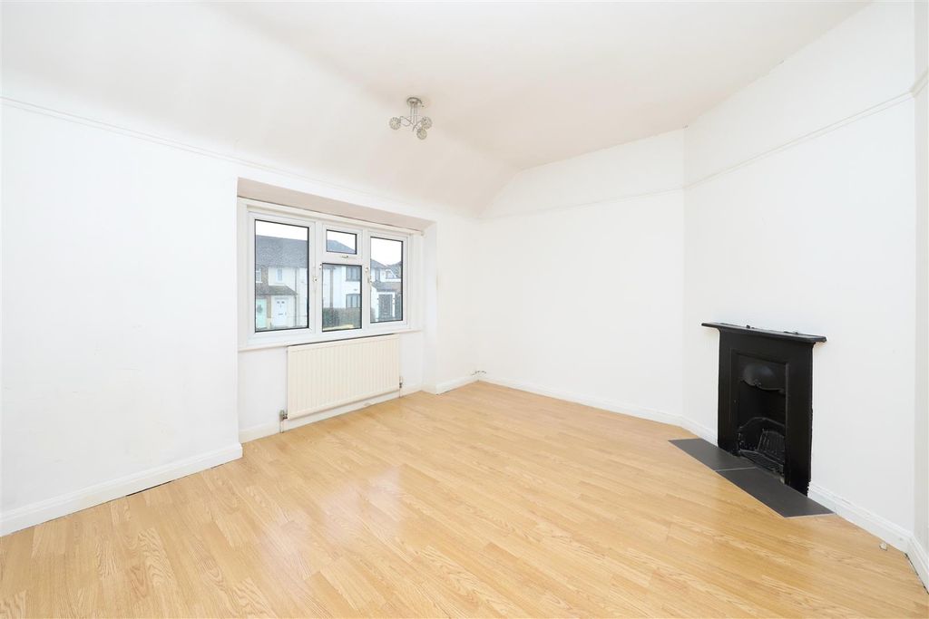 Property photo 2 of 8 Lounge