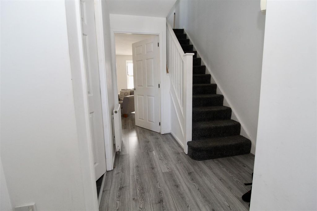 Property photo 2 of 18 Entrance Hallway