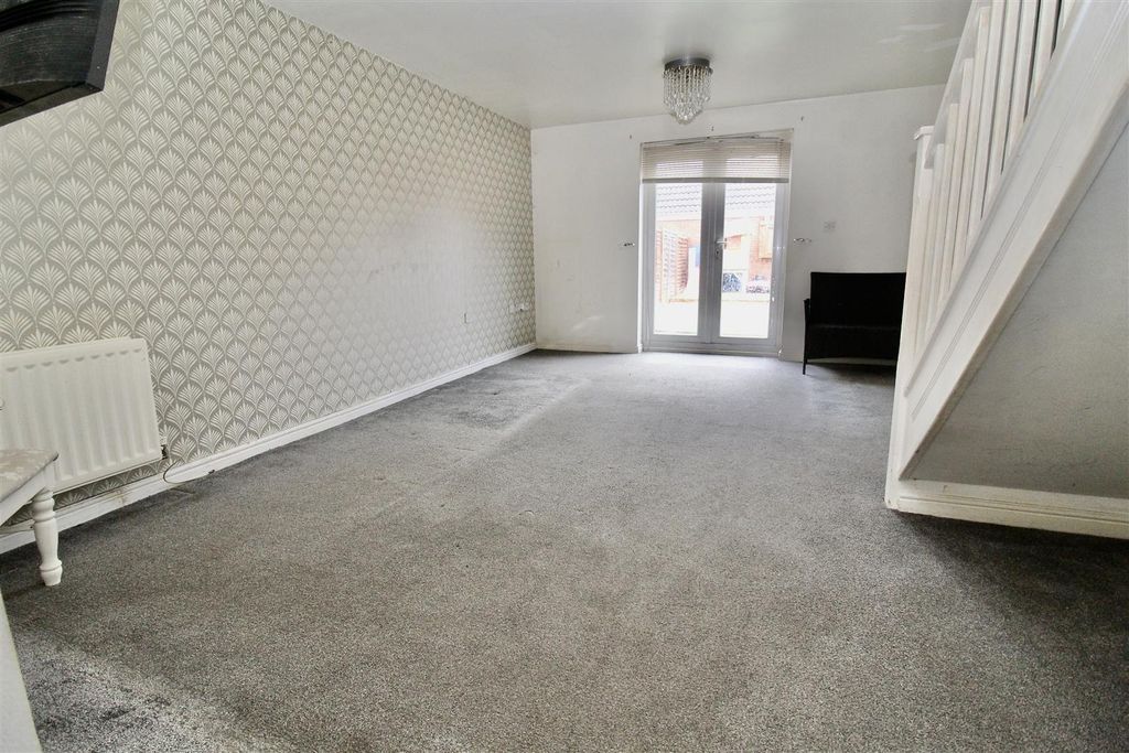 Property photo 3 of 11 Lounge