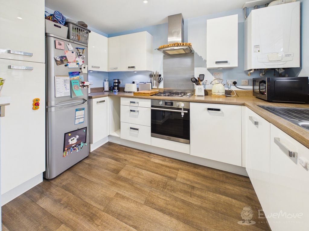 Property photo 3 of 11 Kitchen