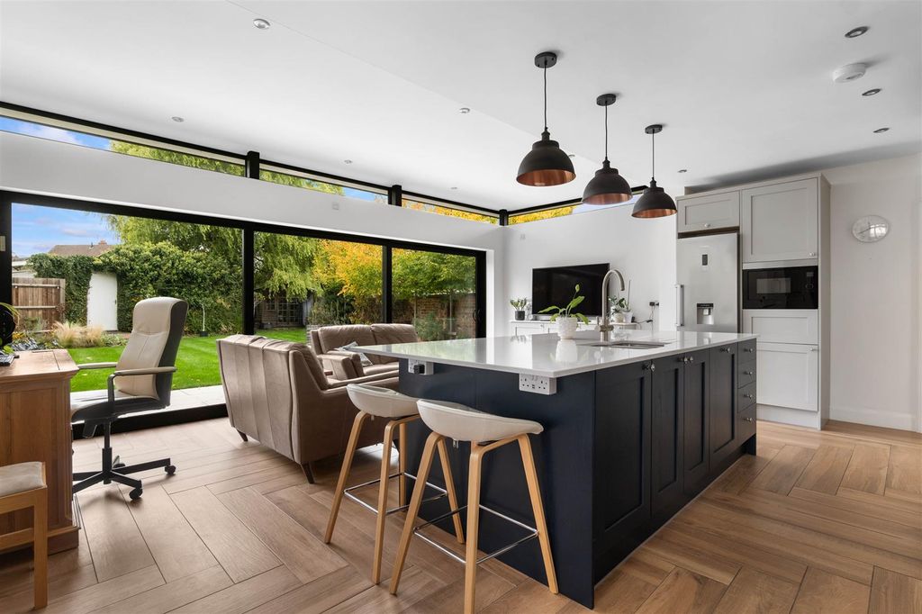 Property photo 3 of 23