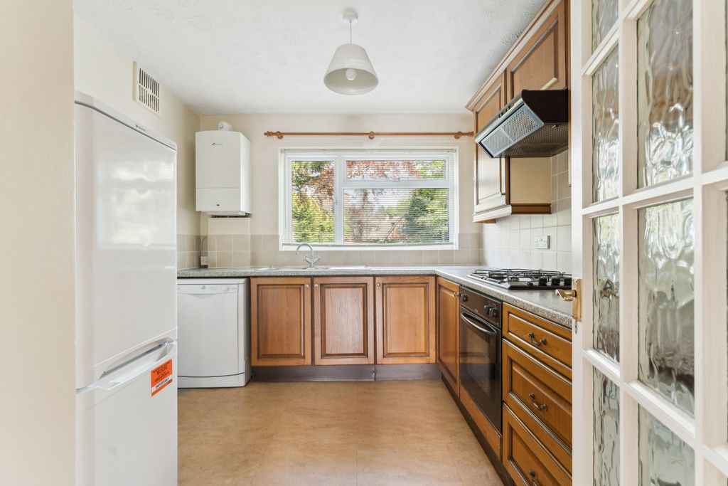 Property photo 3 of 10 Kitchen (2)