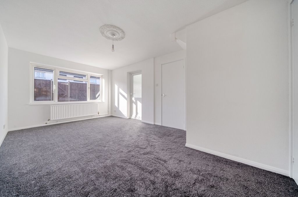 Property photo 2 of 14 Lounge3