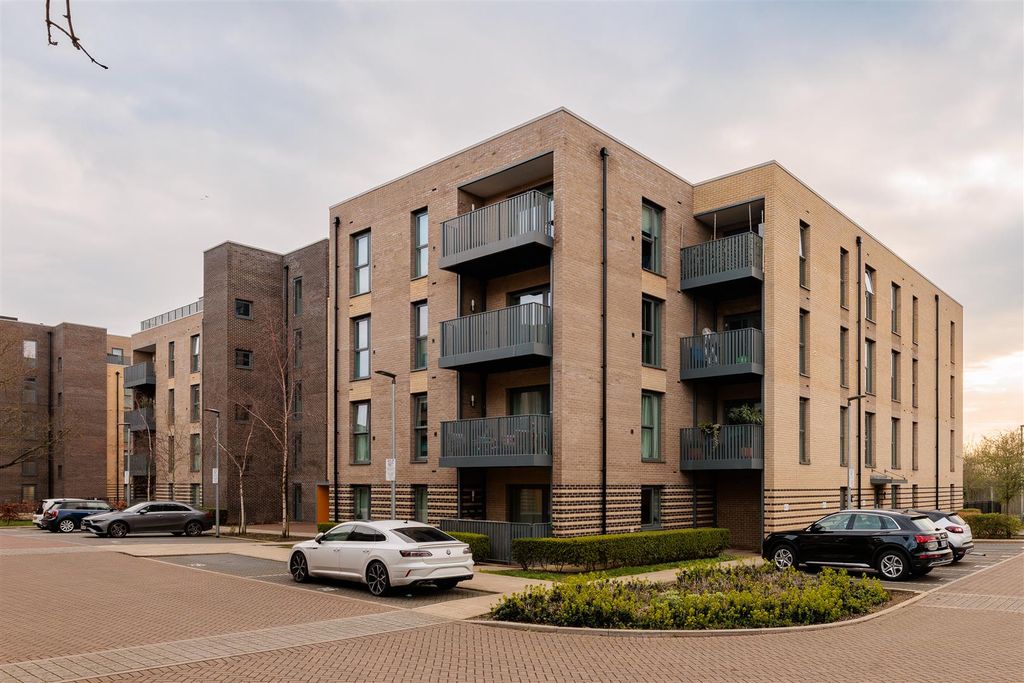 Property photo 1 of 25 Merriam Close, E4