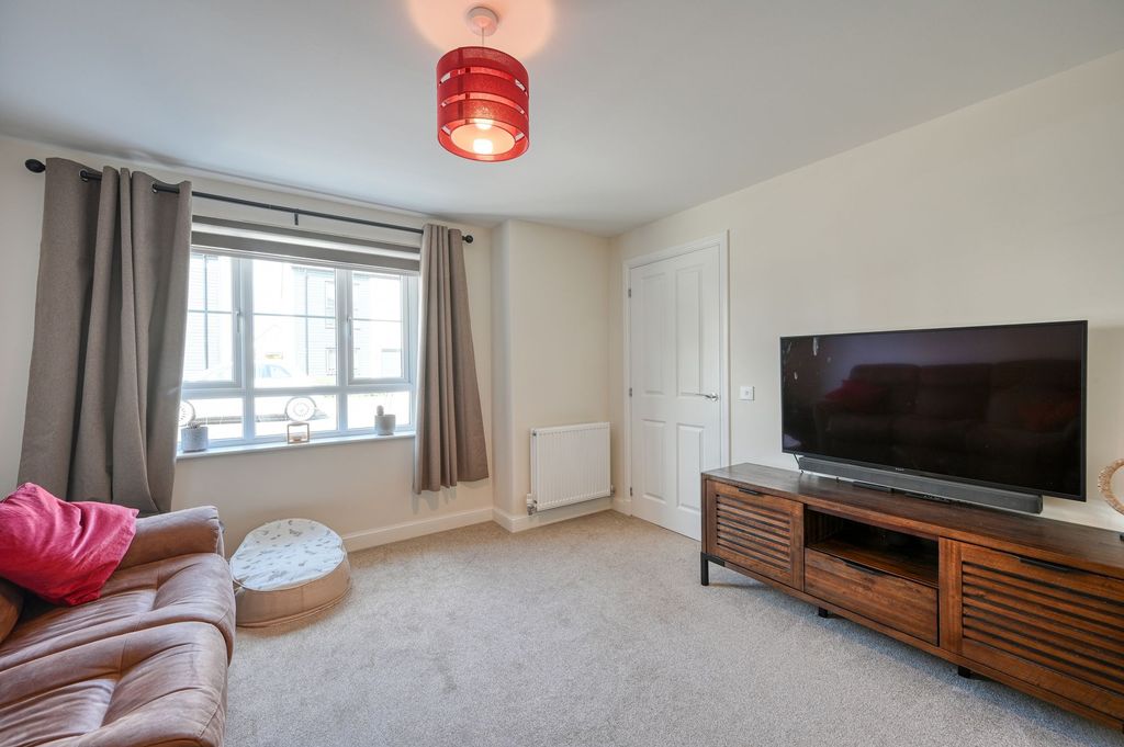 Property photo 3 of 28