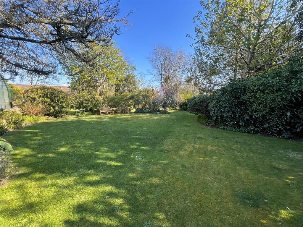 Property photo 2 of 21 Communal Gardens 2.Jpg