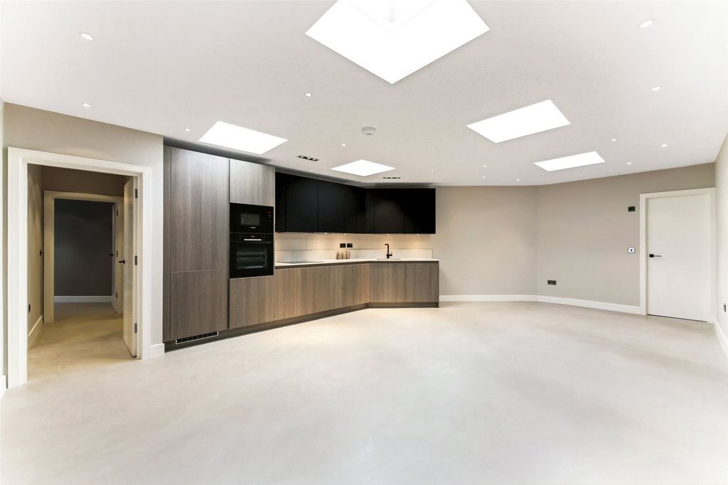 Property photo 1 of 8 Kitchen / Reception