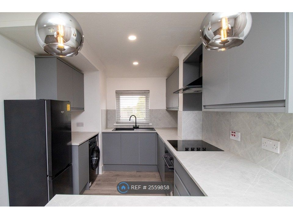Property photo 3 of 16 Kitchen