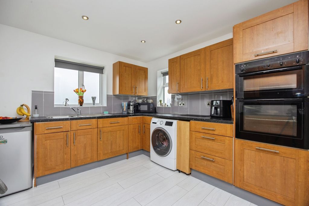 Property photo 3 of 17 Kitchen
