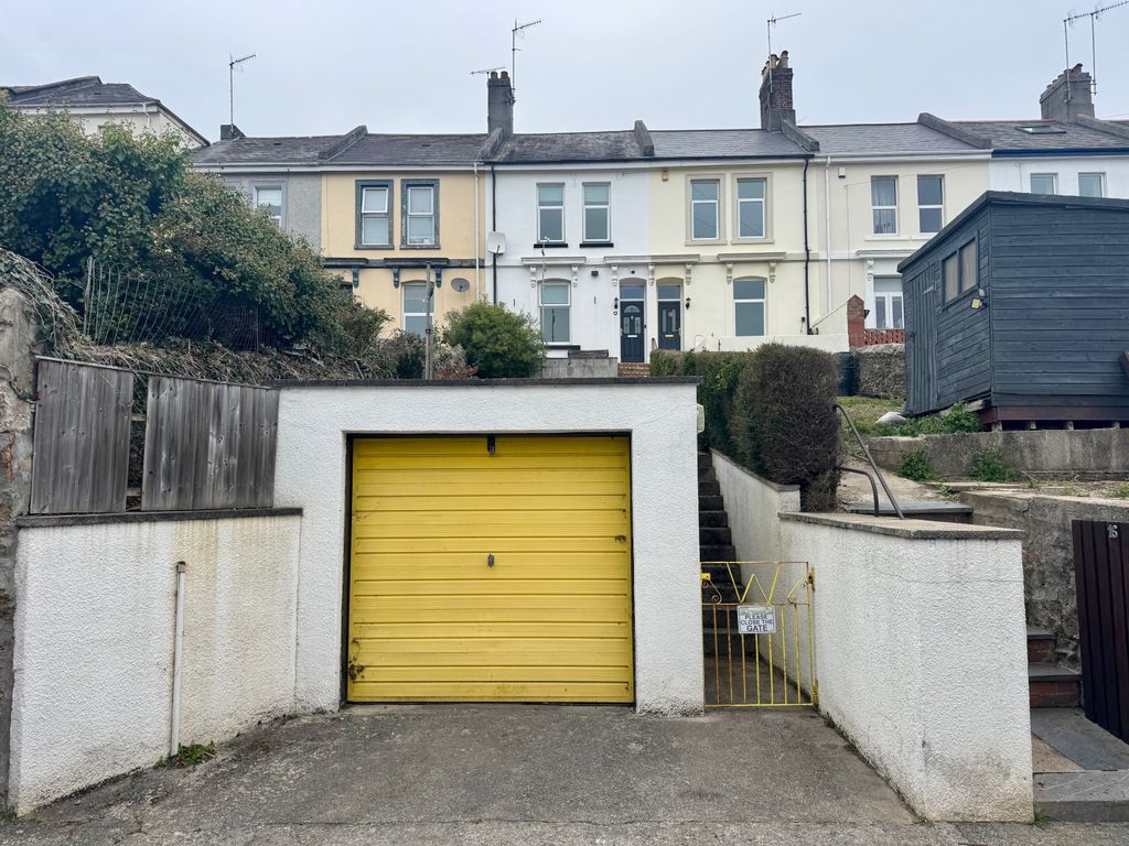 Property photo 2 of 16 Garage Parking To Front