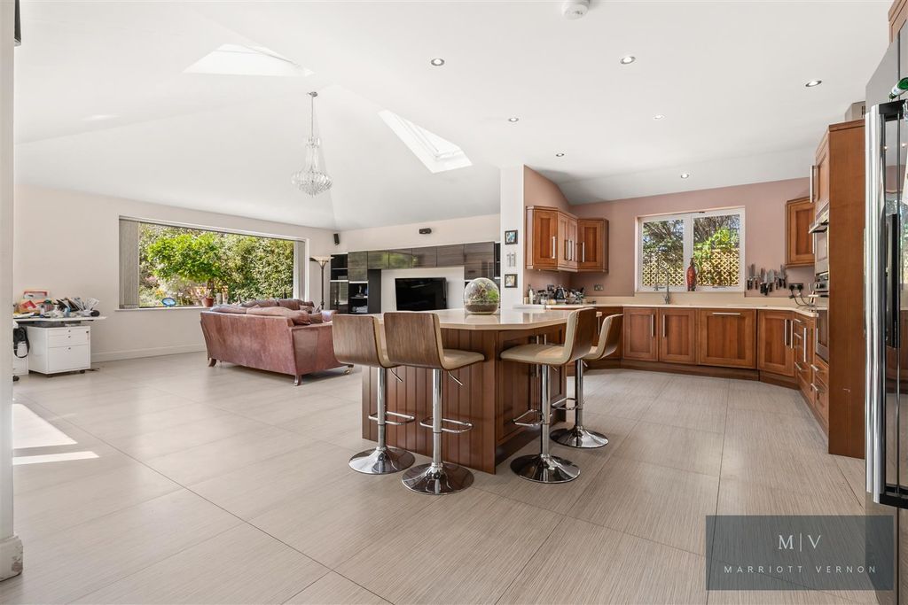 Property photo 2 of 36 Woodbury Close 5 MV-8.Jpg