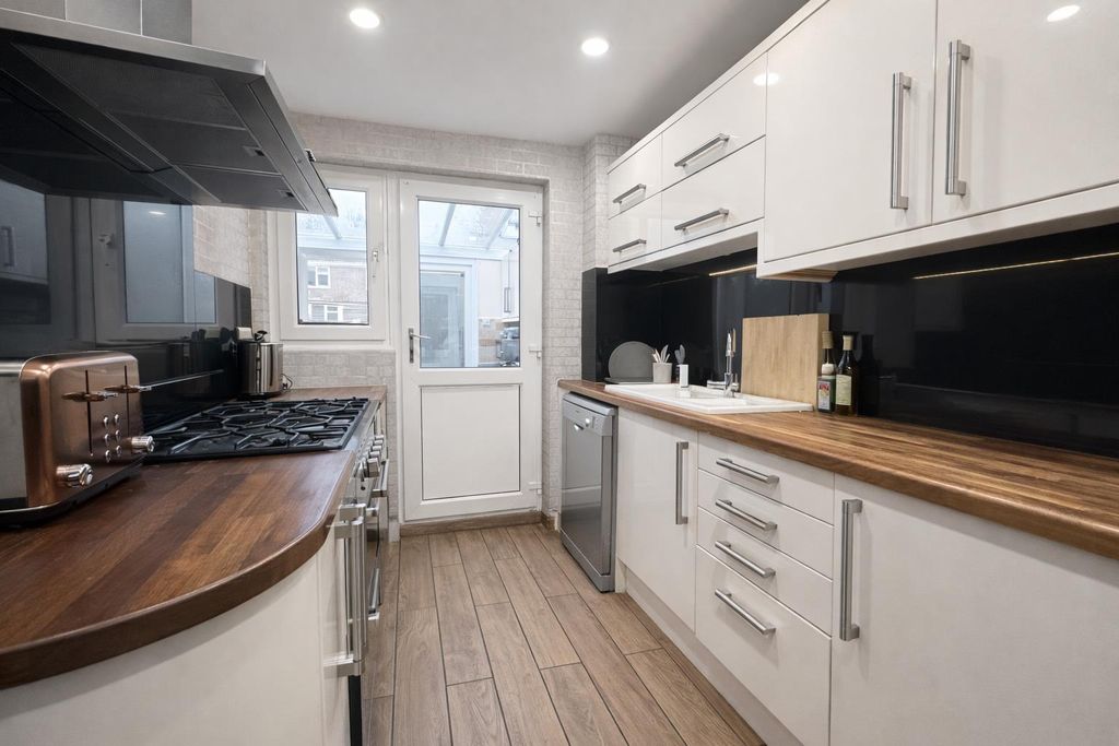 Property photo 2 of 15 Kitchen.Png