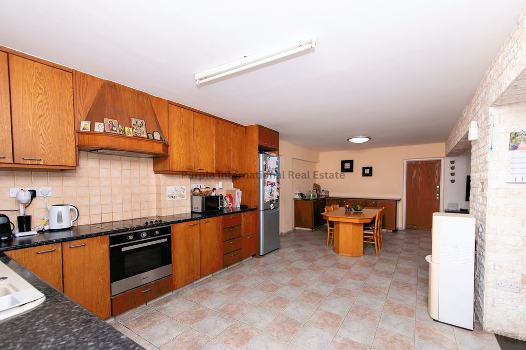 Property photo 2 of 63