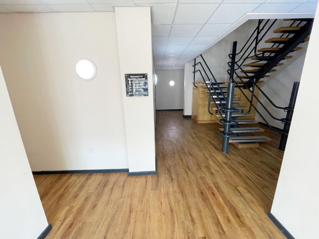 Property photo 3 of 10 Communal Entrance