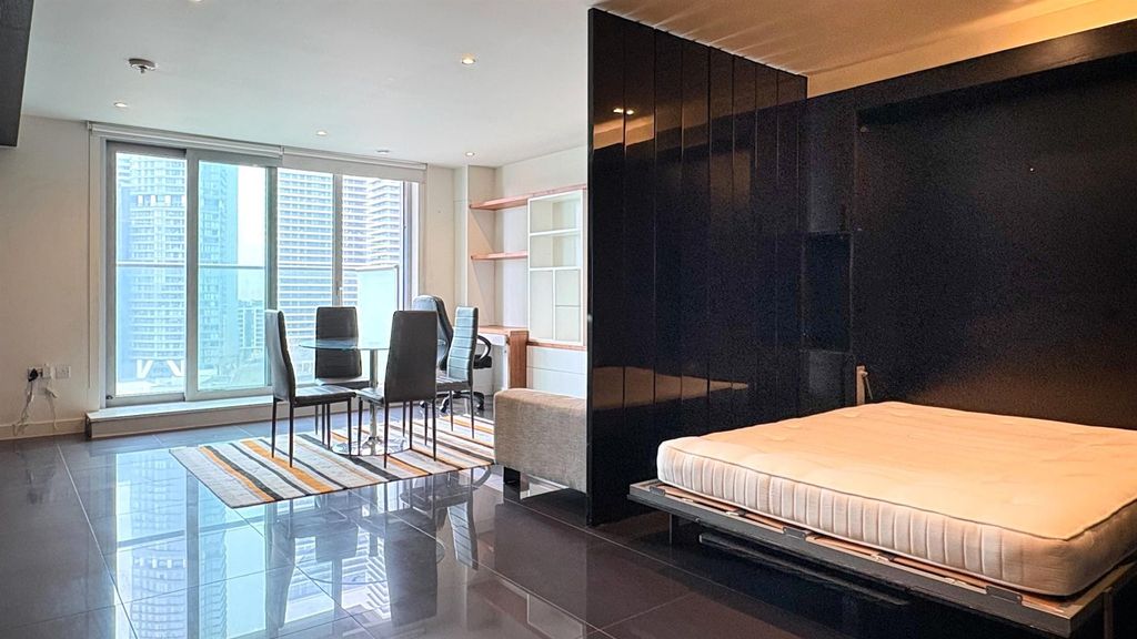 Property photo 1 of 11 Property To Rent In Pan Peninsula