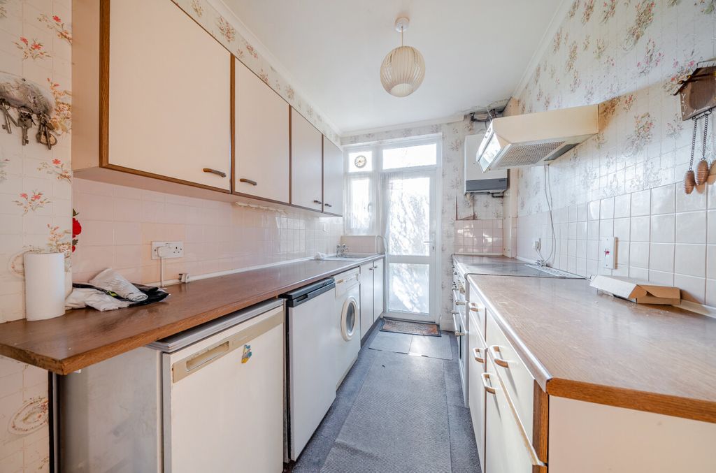 Property photo 3 of 14 1395519-10-695Bc2...