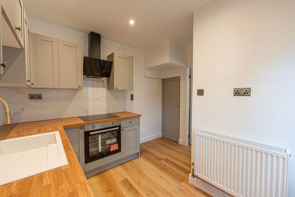 Property photo 2 of 33