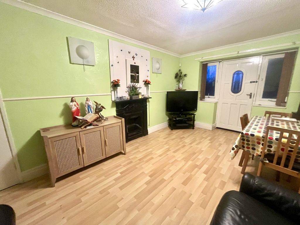 Property photo 3 of 11 Lounge