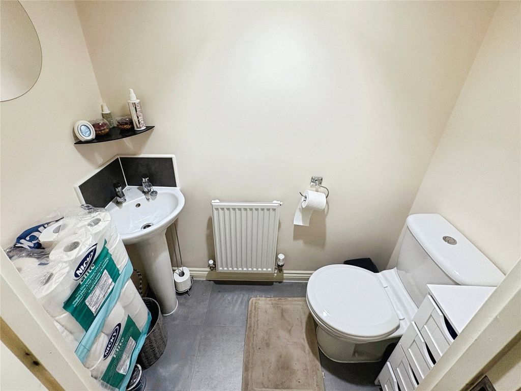 Property photo 3 of 16 Cloakroom No. 10