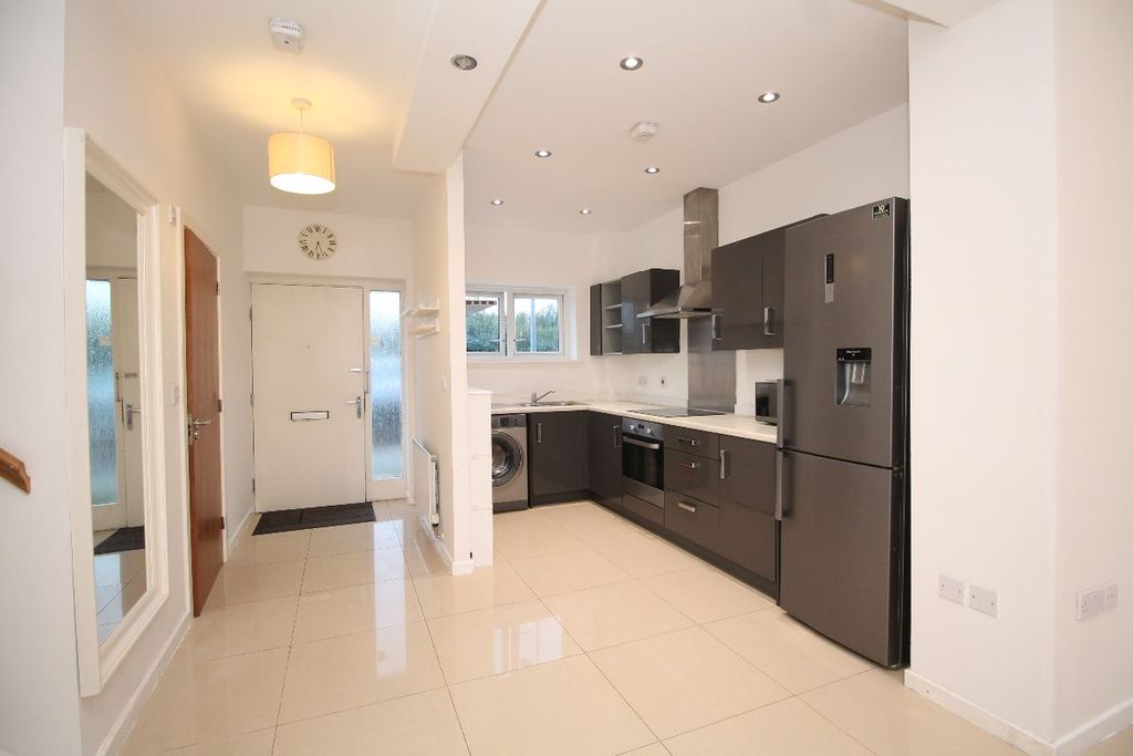 Property photo 2 of 30