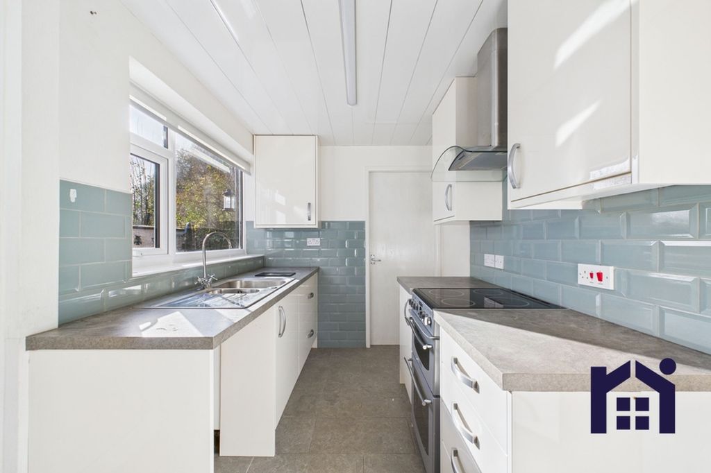 Property photo 3 of 19 Kitchen