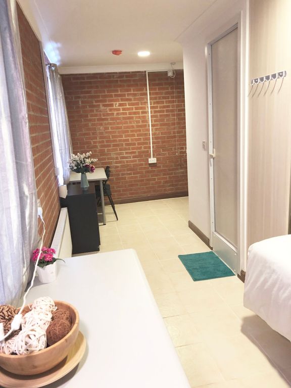 Property photo 1 of 6 Bright, Tidy Single Bedroom With A Neutral Tiled F...