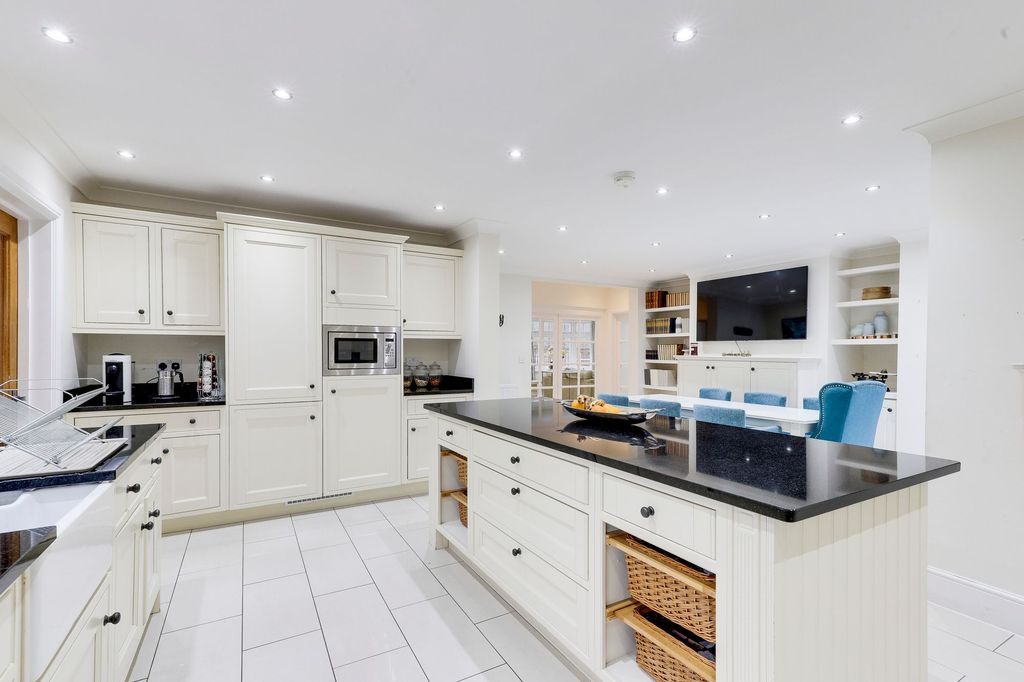 Property photo 3 of 44