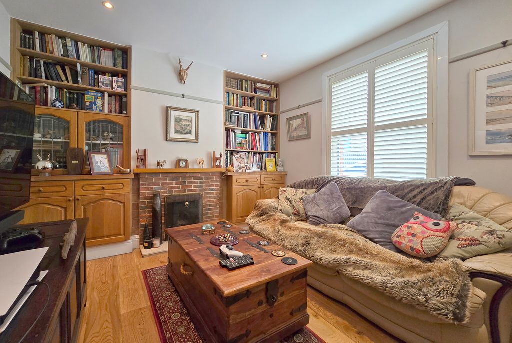 Property photo 2 of 10 24 Wr Sitting Room