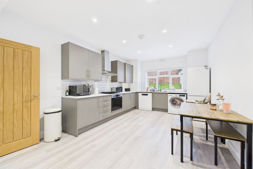 Property photo 2 of 11 Kitchen