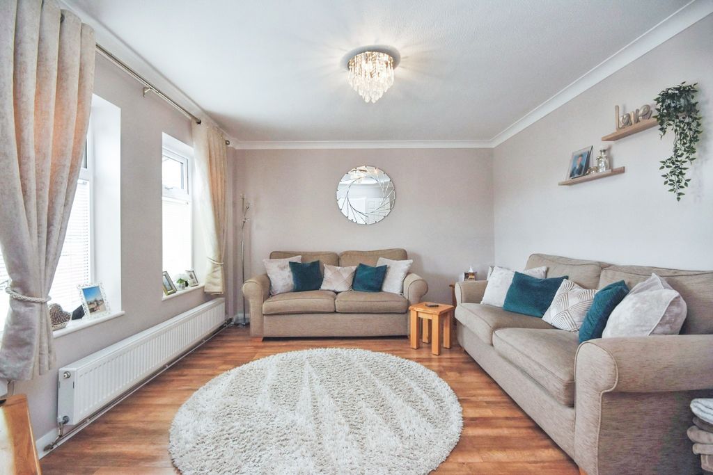 Property photo 3 of 17 Lounge