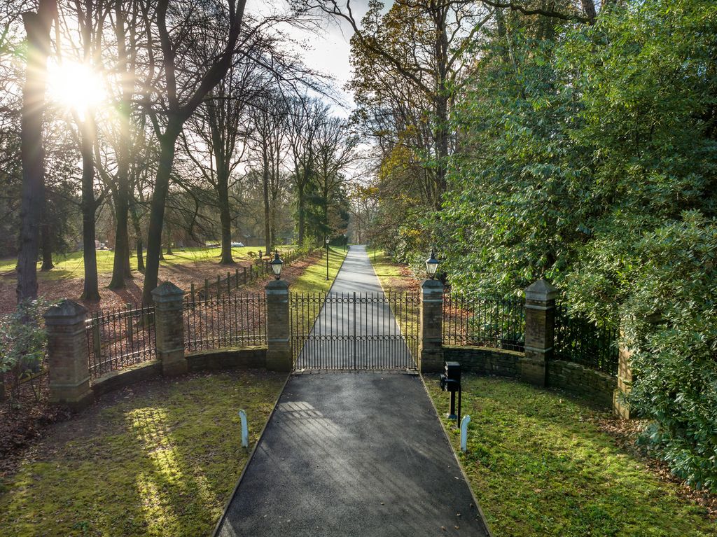 Property photo 2 of 34