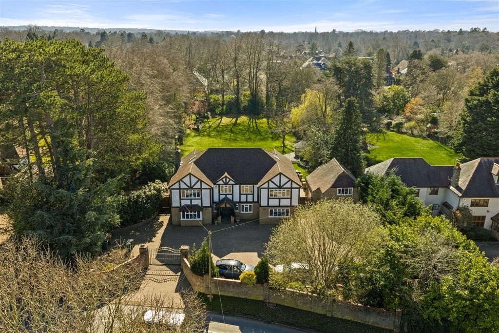 Property photo 2 of 22 Carsaig, Waterhouse Lane, Kingswood, Tadworth Kt20