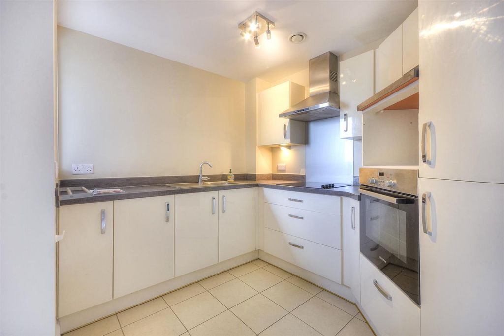 Property photo 2 of 8 26Tudorrosecourtsouthseaphoto1.Jpg