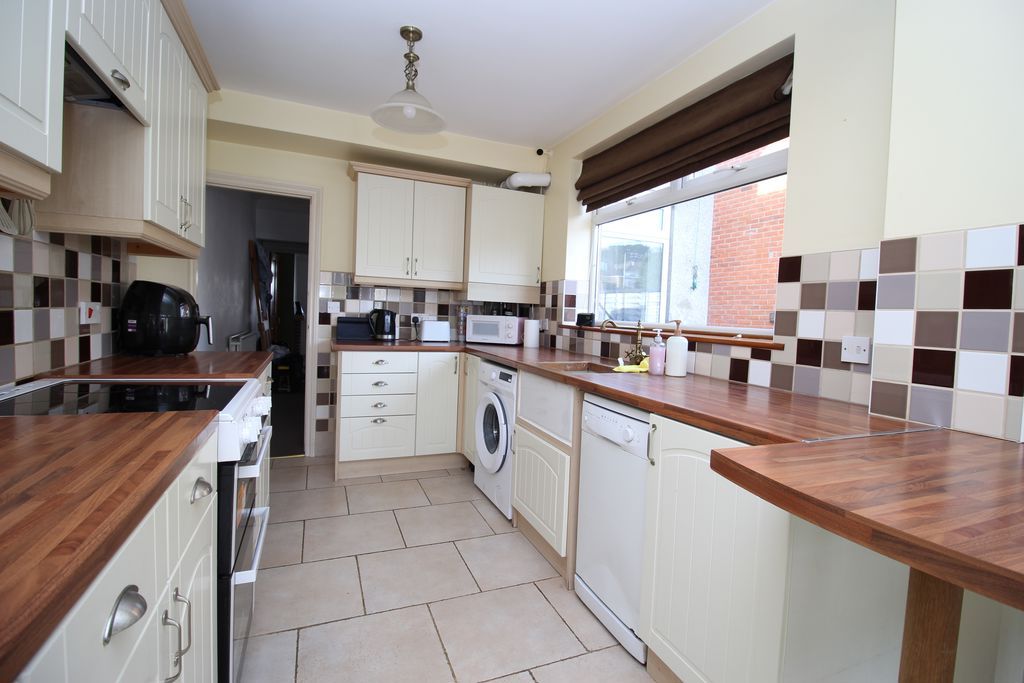 Property photo 3 of 16 Kitchen