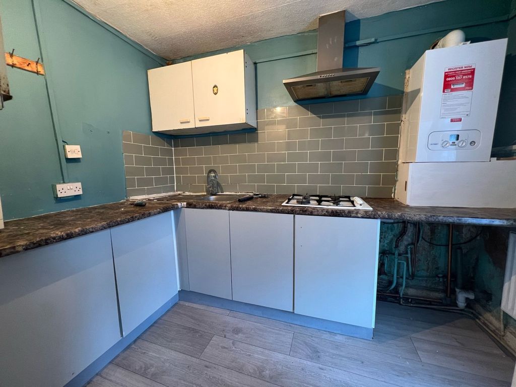 Property photo 1 of 10 Three Bedroom Ground Floor Flat Close To Goodmayes Station-