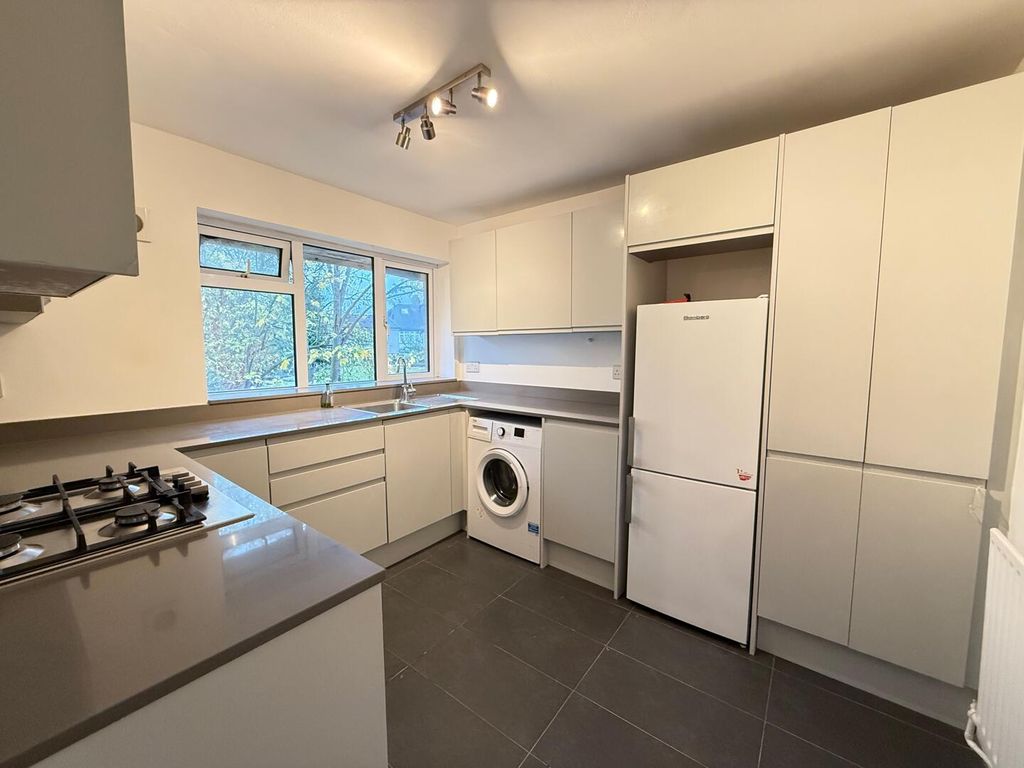 Property photo 3 of 8 Kitchen