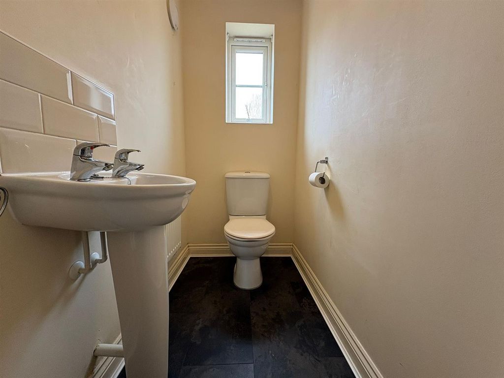 Property photo 2 of 18 Cloakroom