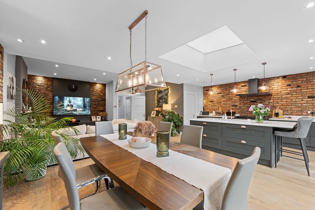 Property photo 3 of 40