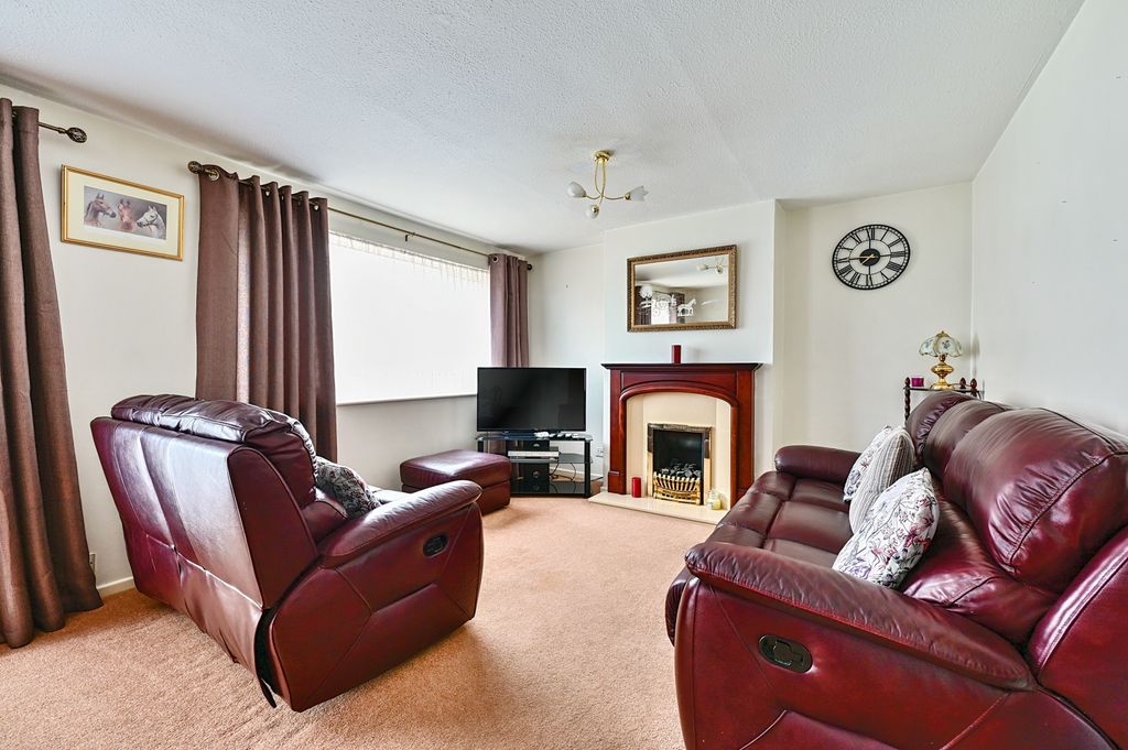 Property photo 2 of 10 1 Winchester Way (11)