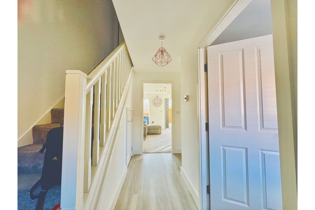 Property photo 2 of 16 Hallway