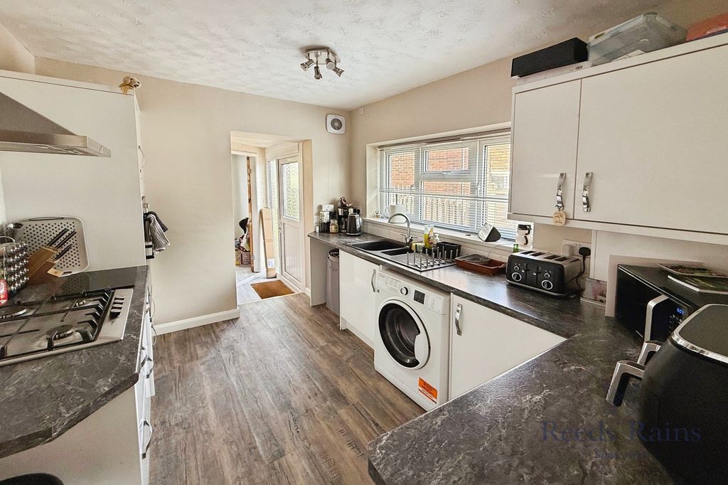 Property photo 3 of 17 Kitchen