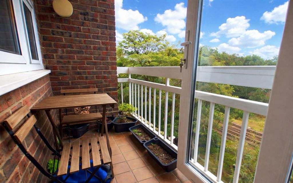 Property photo 2 of 11 6