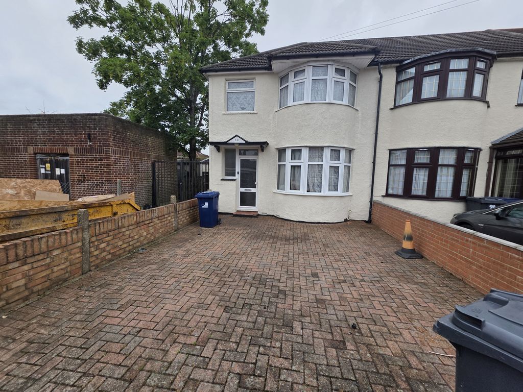 Property photo 1 of 18 A Well Presented Three Bedroom End Of Terrace House In Ub1 Area