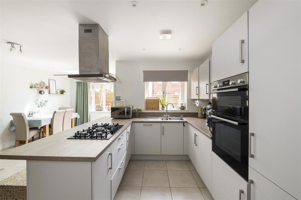 Property photo 3 of 17 32_Luscombe_Way_Internals14_5.Jpg
